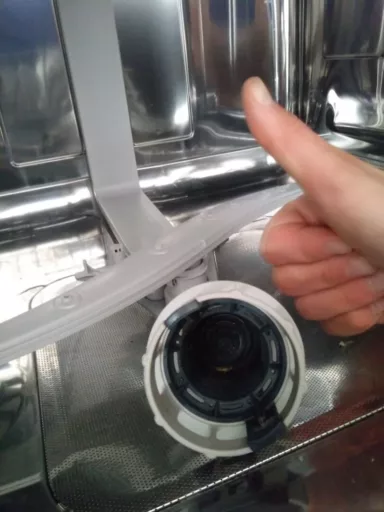 Czyszczenie filtra w zmywarce Hotpoint Ariston - naprawiaj, nie wyrzucaj