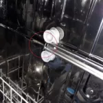 Górna półka w zmywarce zaczęła wypadać - złamany plastik zabezpieczający