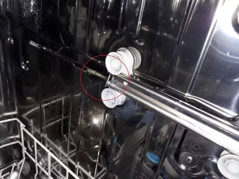 Górna półka w zmywarce zaczęła wypadać - złamany plastik zabezpieczający