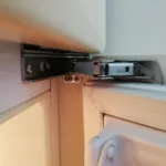 Uszkodzony zawias w lodówce Amica