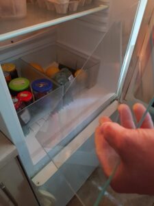 Wymiana szklanej półki lodówki - naprawiaj, nie wyrzucaj
