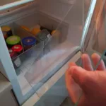 Wymiana szklanej półki lodówki