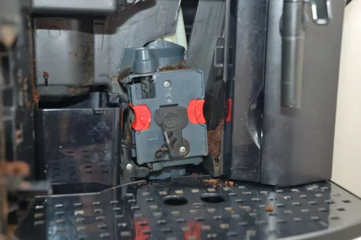 Wymiana zaparzacza w ekspresie DeLonghi ESAM 2600 - naprawiaj, nie wyrzucaj