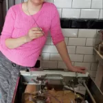 Wymiana termostatu i bezpiecznika grzałki w piekarniku - Pani Agnieszka podczas samodzielnej naprawy