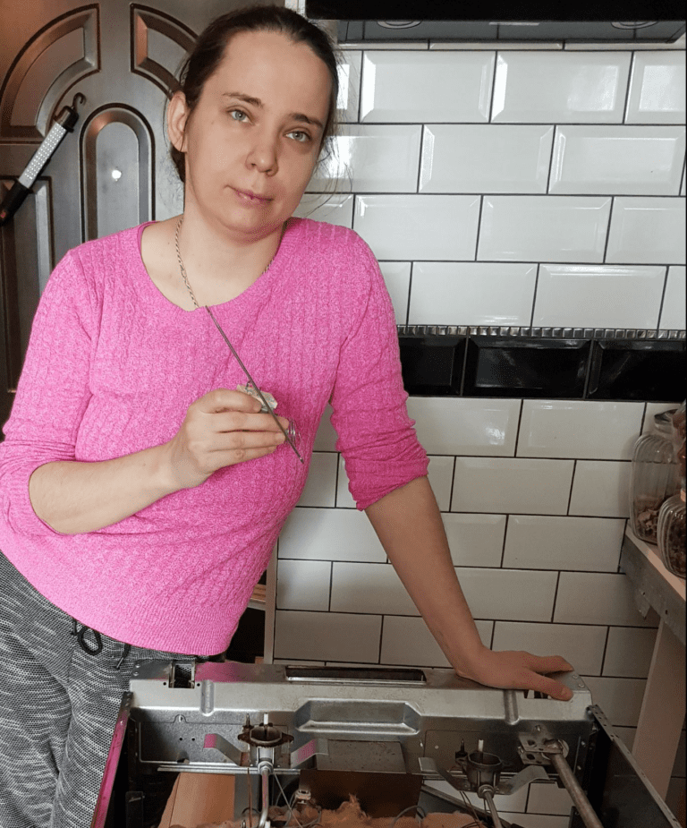 Wymiana termostatu oraz bezpiecznika grzałki w piekarniku - Pani Agnieszka podczas samodzielnej naprawy