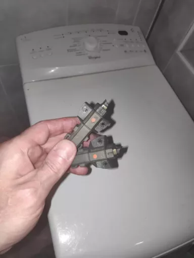 Błąd F06 podczas płukania w pralce Whirpool AWE 7458 P - naprawiaj, nie wyrzucaj