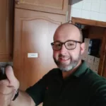 Wymiana zawiasu drzwi lodówki Bosch KTC31332 - Pan Tomasz zadowolony po udanej naprawie