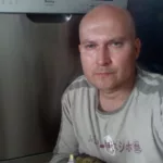 Pan Paweł po udanej wymianie włącznika w zmywarce