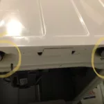 Odkręcenie śrub w pralce Gorenje WA942 przed operacją wymiany amortyzatorów