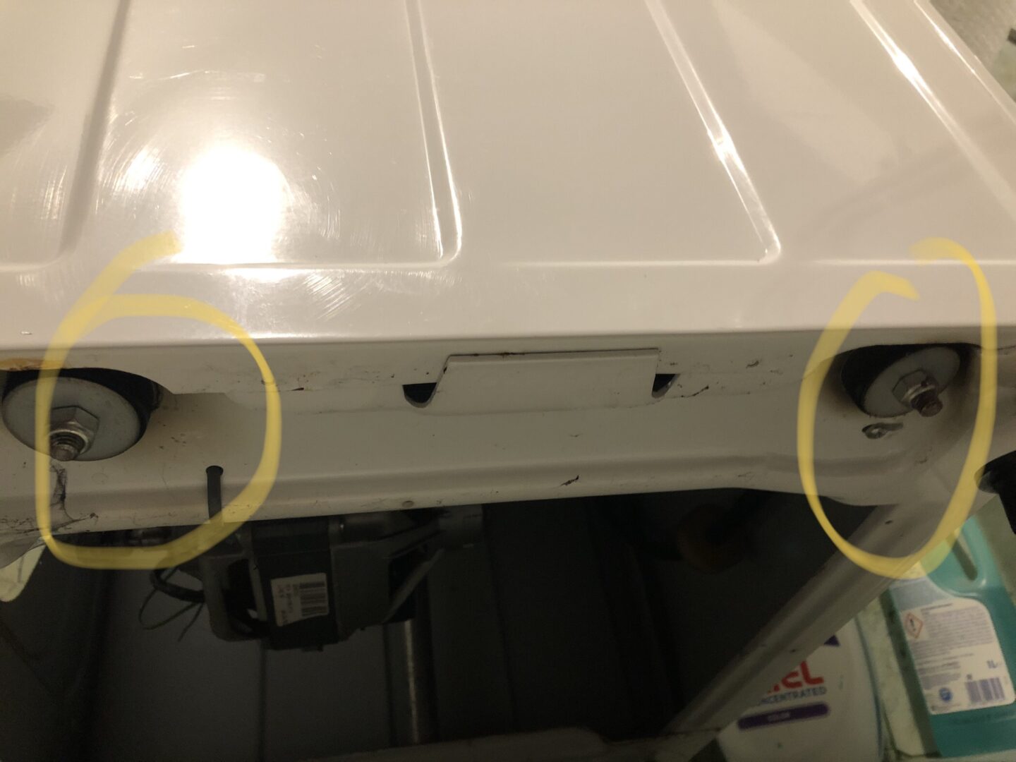 Odkręcenie śrub w pralce Gorenje WA942 przed operacją wymiany amortyzatorów