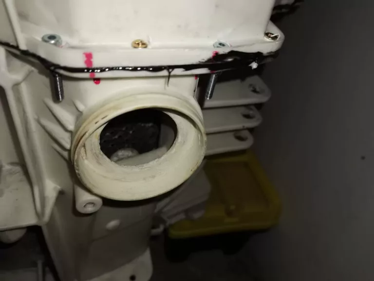 Odpływ przy bębnie pralki Hotpoint Ariston WML601EU