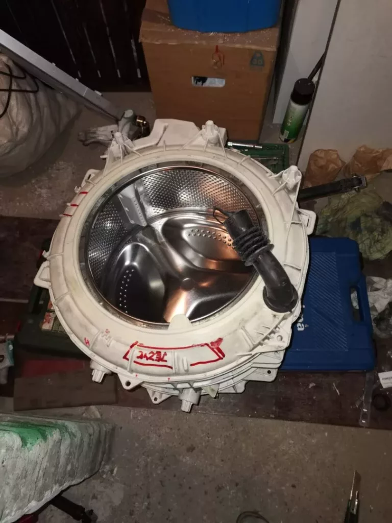 Przygotowanie bębna do nawiercenia - naprawa pralki Hotpoint Ariston WML601EU