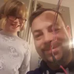 Wymiana silnika wentylatora w lodówce LG - na zdjęciu Pan Andrzej z córką zadowoleni po samodzielnej naprawie