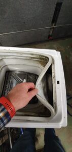Wymiana uszkodzonego fartucha w pralce - pleśń na kołnierzu gumowym