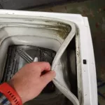 Wymiana uszkodzonego fartucha w pralce - pleśń na kołnierzu gumowym