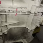 Zaznaczenie punktów kontrolnych przed wymianą łożysk i przed rozcięciem bębna pralki Hotpoint Ariston WML601EU