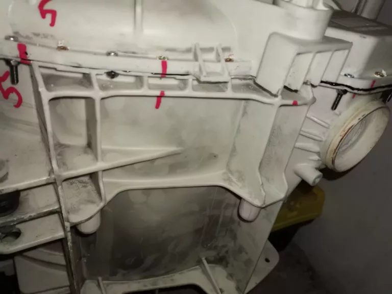 Zaznaczenie punktów kontrolnych przed wymianą łożysk i przed rozcięciem bębna pralki Hotpoint Ariston WML601EU