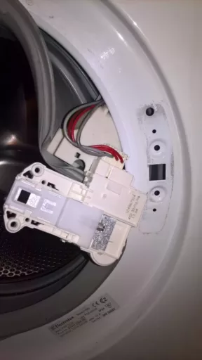 Wymiana blokady w pralce Electrolux - naprawiaj, nie wyrzucaj