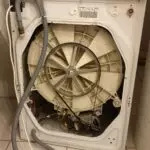 Wymiana pompy odpływowej w pralce Indesit WIL63