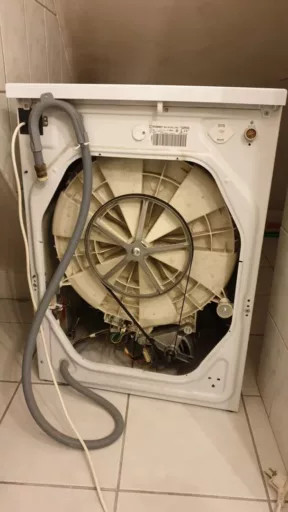 Wymiana pompy odpływowej w pralce Indesit WIL63 - naprawiaj, nie wyrzucaj