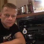 Pan Mariusz po udanej naprawie zmywarki do naczyń