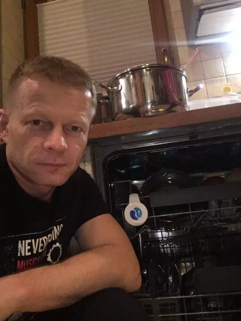 Pan Mariusz po udanej naprawie zmywarki do naczyń