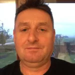 Pan Grzegorz przed naprawą zmywarki i wymianą pompy odpływowej