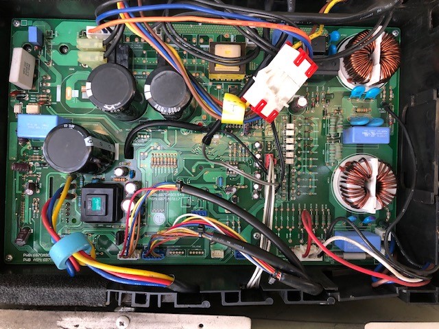 Płyta główna klimatyzatora LG podczas naprawy