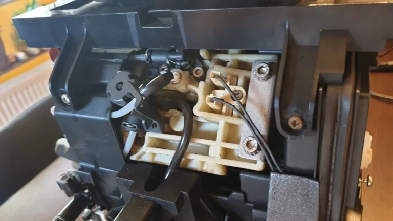 Rozebrany ekspres DeLonghi PrimaDonna S De Luxe ECAM 28.465.M przed wymianą zaparzacza