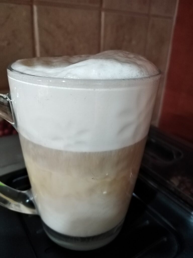 Wymiana spieniacza w ekspresie do kawy - kawa ze spienionym mlekiem po udanej naprawie