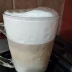 Wymiana spieniacza w ekspresie do kawy - kawa ze spienionym mlekiem po udanej naprawie