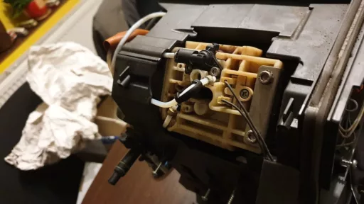 Woda w pojemniku na fusy ekspresu Delonghi PrimaDonna S De Luxe - naprawiaj, nie wyrzucaj