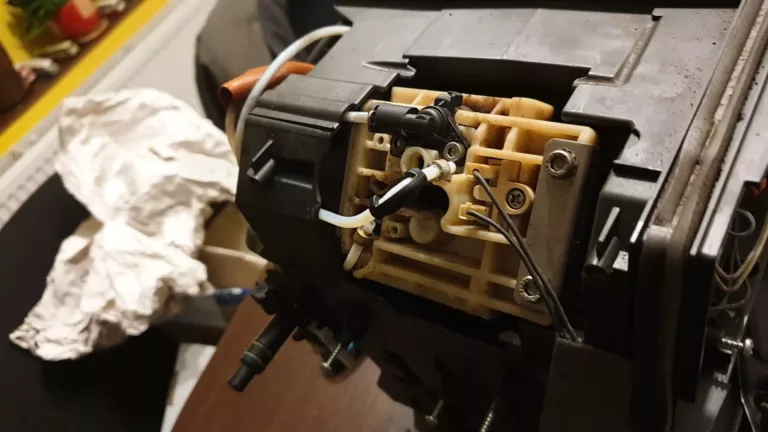 Wymiana zaparzacza w ekspresie do kawy Delonghi PrimaDonna S De Luxe ECAM 28.465.M