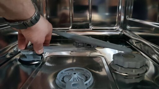 Wymiana pompy i węża w zmywarce Whirlpool - naprawiaj, nie wyrzucaj