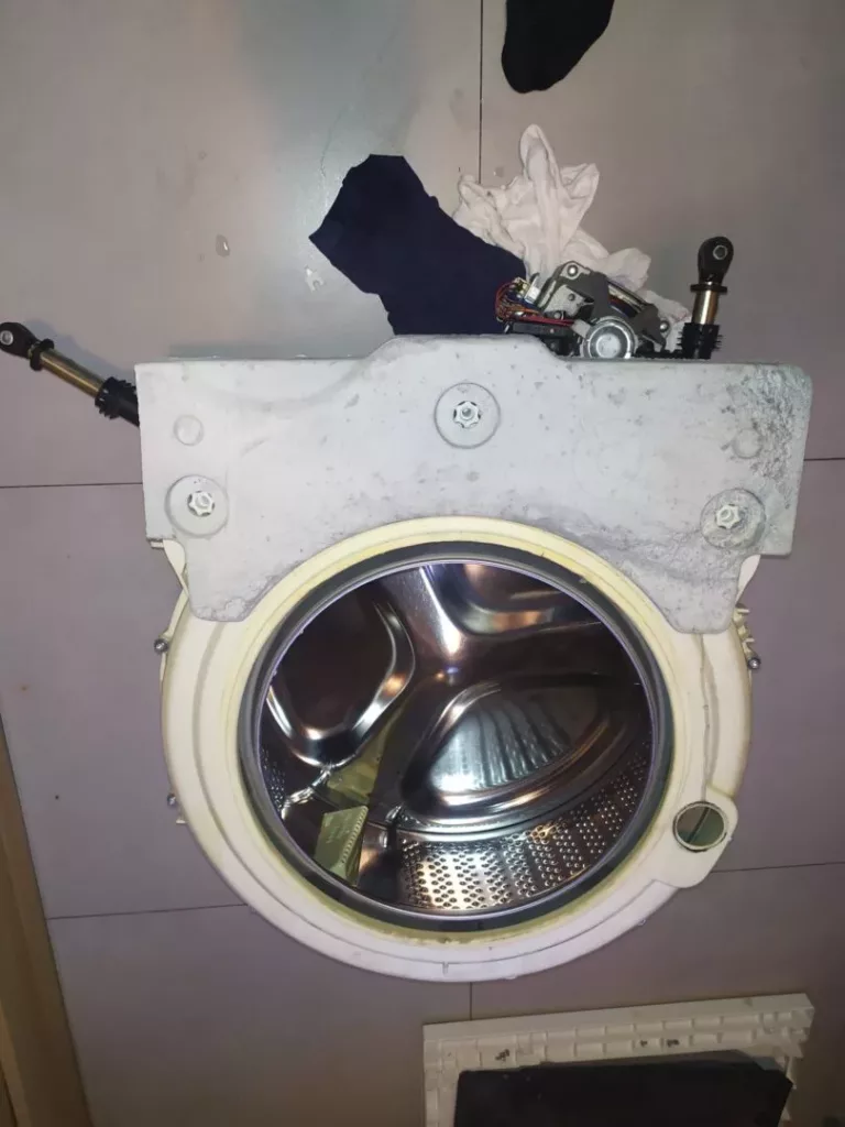 Bęben w pralce Hoover Vision HD 148 podczas samodzielnej naprawy