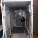 Rozkręcona pralka Hoover Vision HD 148 podczas samodzielnej wymiany łożyska