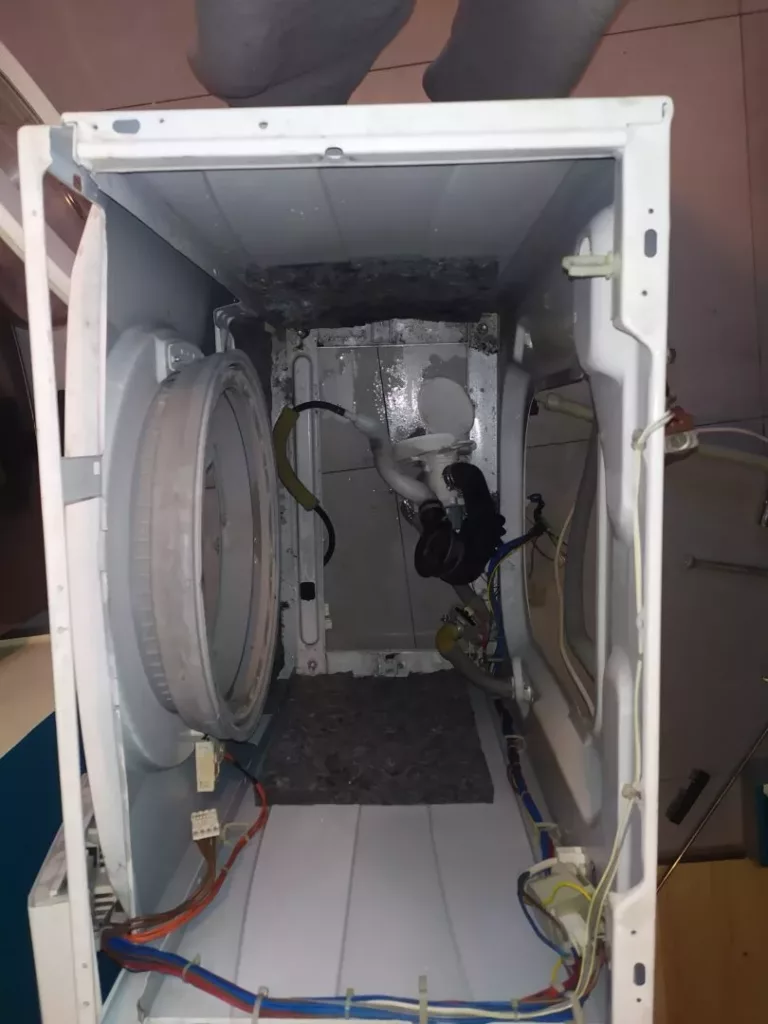 Rozkręcona pralka Hoover Vision HD 148 podczas samodzielnej wymiany łożyska