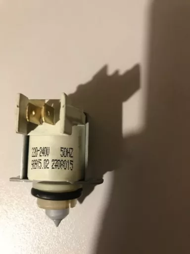 Wymiana elektrozaworu zasobnika soli w zmywarce Bosch - naprawiaj, nie wyrzucaj