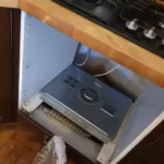 Wyciągnięty z zabudowy piekarnik Ikea przed wymianą grzałki dolnej