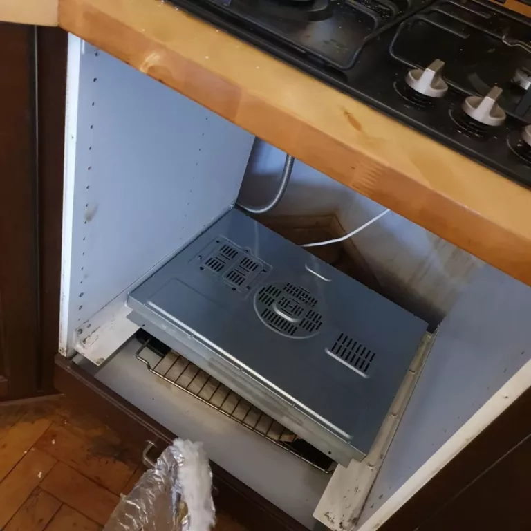 Wyciągnięty z zabudowy piekarnik Ikea przed wymianą grzałki dolnej