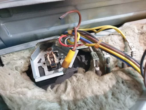 Wymiana uszkodzonego termostatu w piekarniku - naprawiaj, nie wyrzucaj