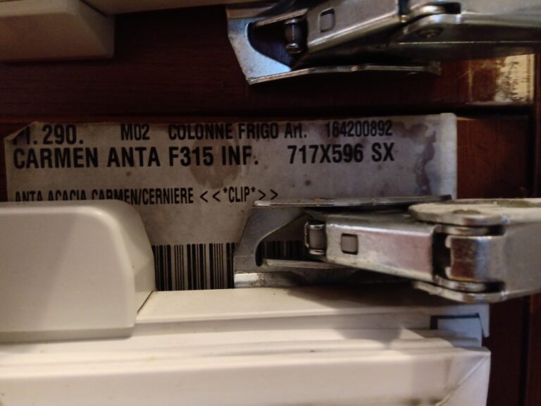 Wymiana zawiasów w 10-letniej lodówce Carmen Anta F315 717X596 SX