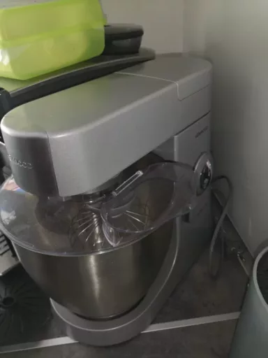 Wymiana silnika napędowego robota kuchennego Kenwood - naprawiaj, nie wyrzucaj