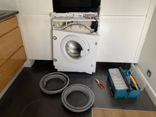 Samodzielnie wymieniłem fartucha w pralce Whirlpool - naprawiaj, nie wyrzucaj
