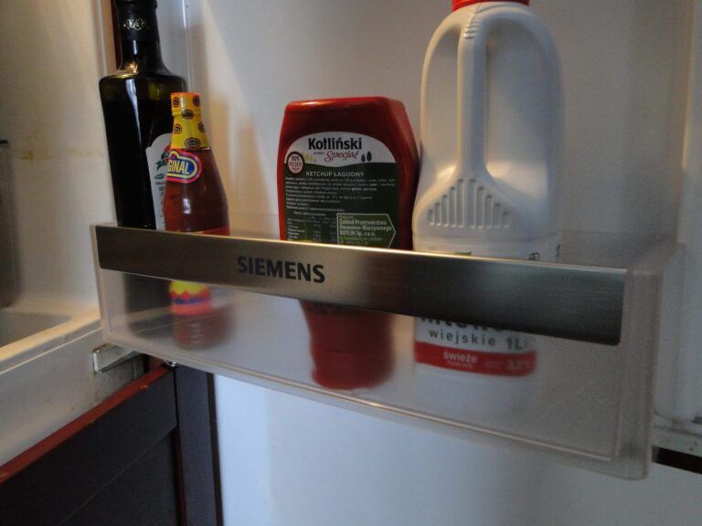 Wymiana uszkodzonych półek w lodówce Siemens
