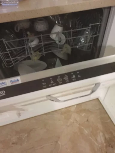 Wymiana węża aquastop w zmywarce Beko - naprawiaj, nie wyrzucaj