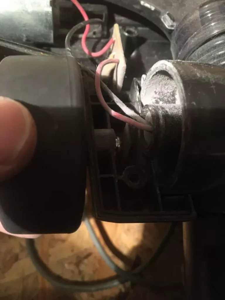 Kabelki przy kołach odkurzacza Philips