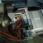 Kostka elektryczna w silniku pralki