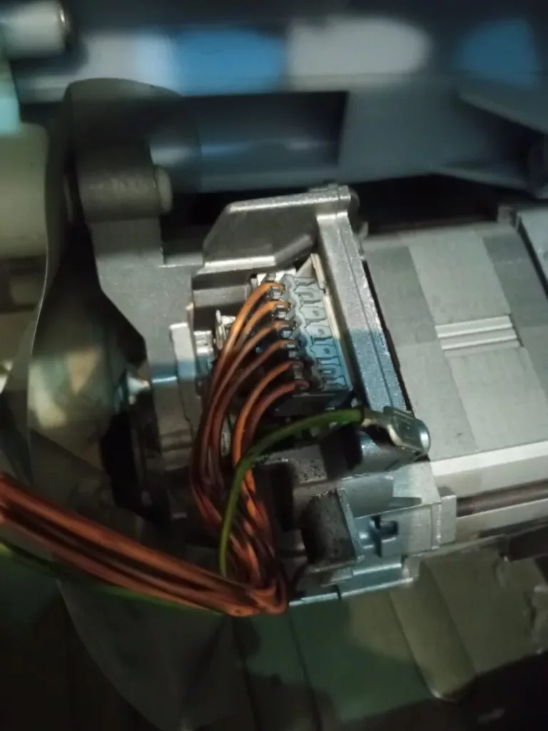 Kostka elektryczna w silniku pralki