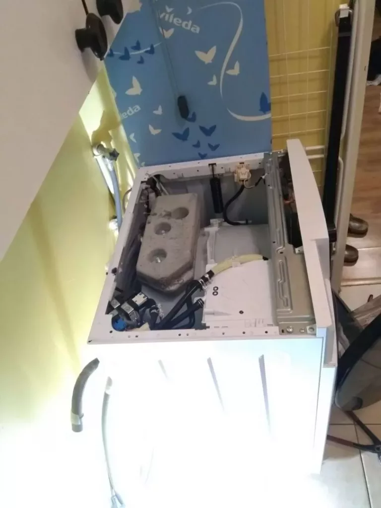 Rozebrana pralka Amica Dream Wash DAW 7123 DCiBT podczas wymiany fartucha